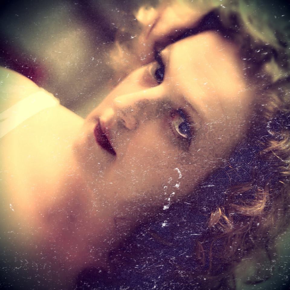 derreto[-me][,] nas tuas mãos. sabes quando parar? guardo o tesouro que sou [eu]. quero [ter] os desejos errados. retornar à vida que é ser Mulher...