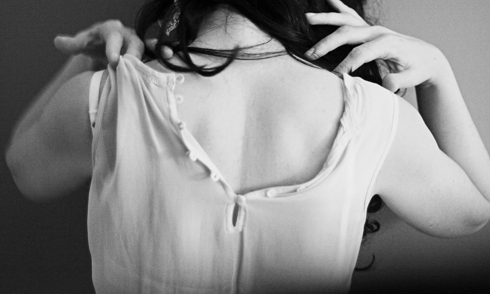 padeço de uma tenebrosa soledade ao me ensaiar em auto-retratos, denunciando uma singular pagã. a intensidade visceral com que me descrevo... a ti não te servirá de [+] nada... hoje voltei-te as costas e ao virar-me para mim, compreendi [por fim] o que era [o teu] "não sentir" nada.